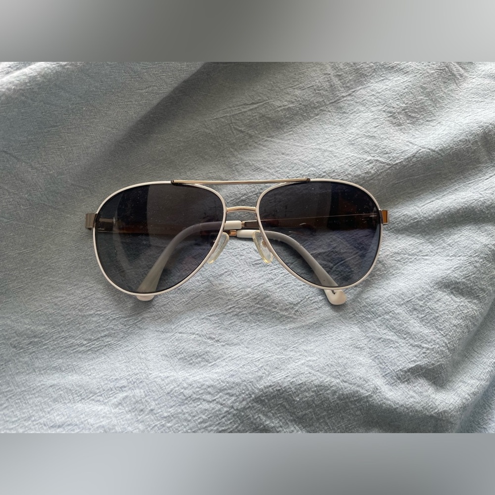 Stylish Light Rose Gold Aviator Sunglasses